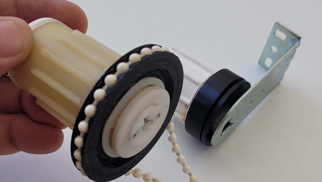 Réalisation de parties d'un store à enrouleur.