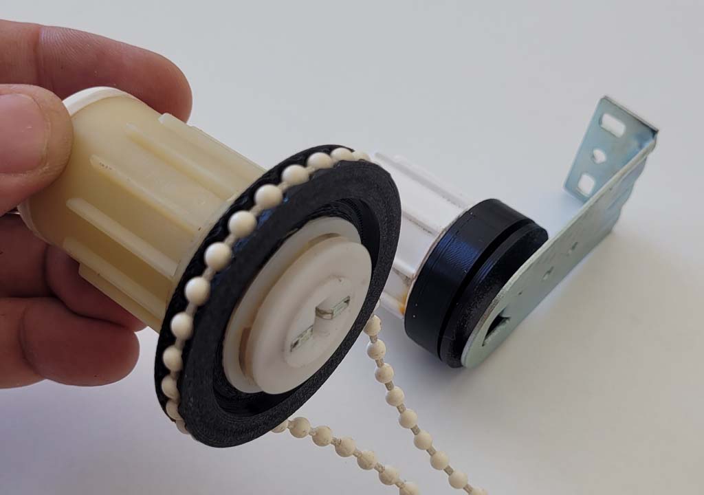 Réalisation de parties d'un store à enrouleur.